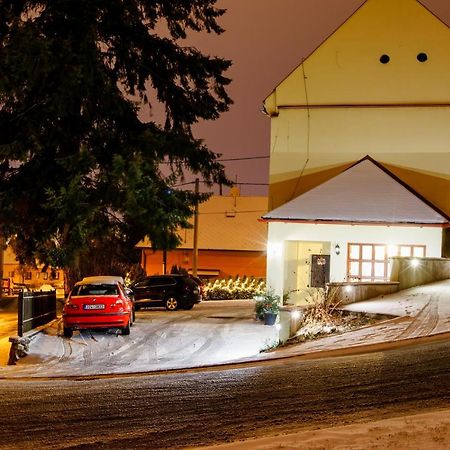 Готель Restaurace A Penzion Pod Hradem Злін Екстер'єр фото
