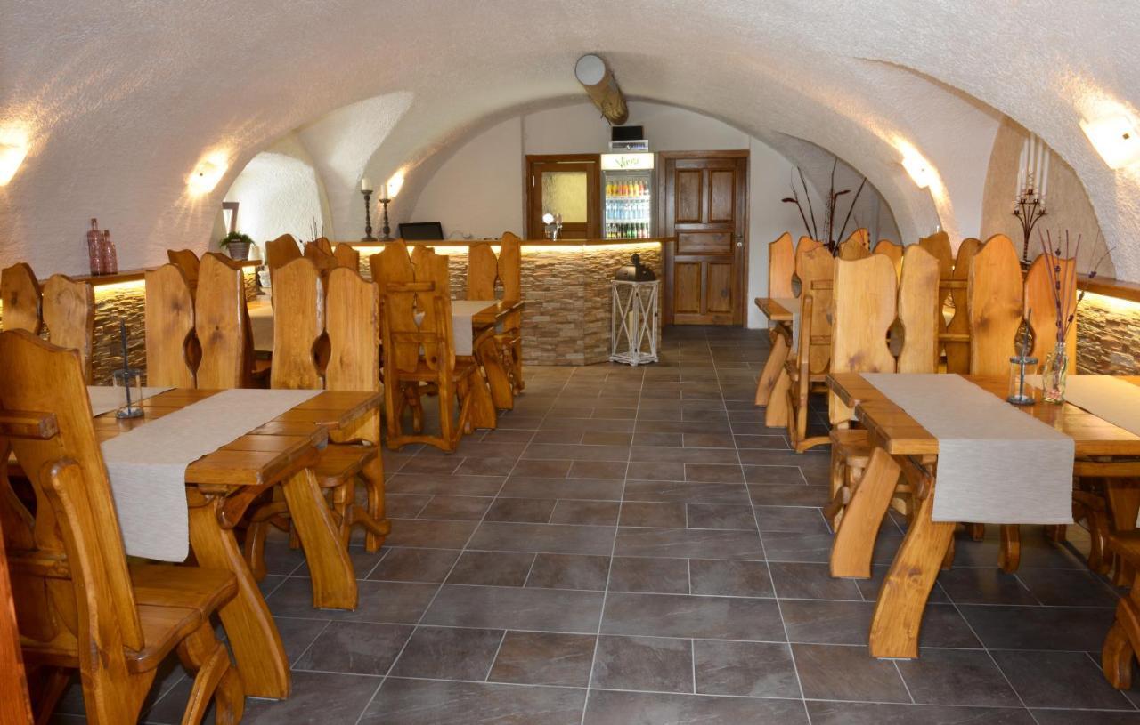 Готель Restaurace A Penzion Pod Hradem Злін Екстер'єр фото