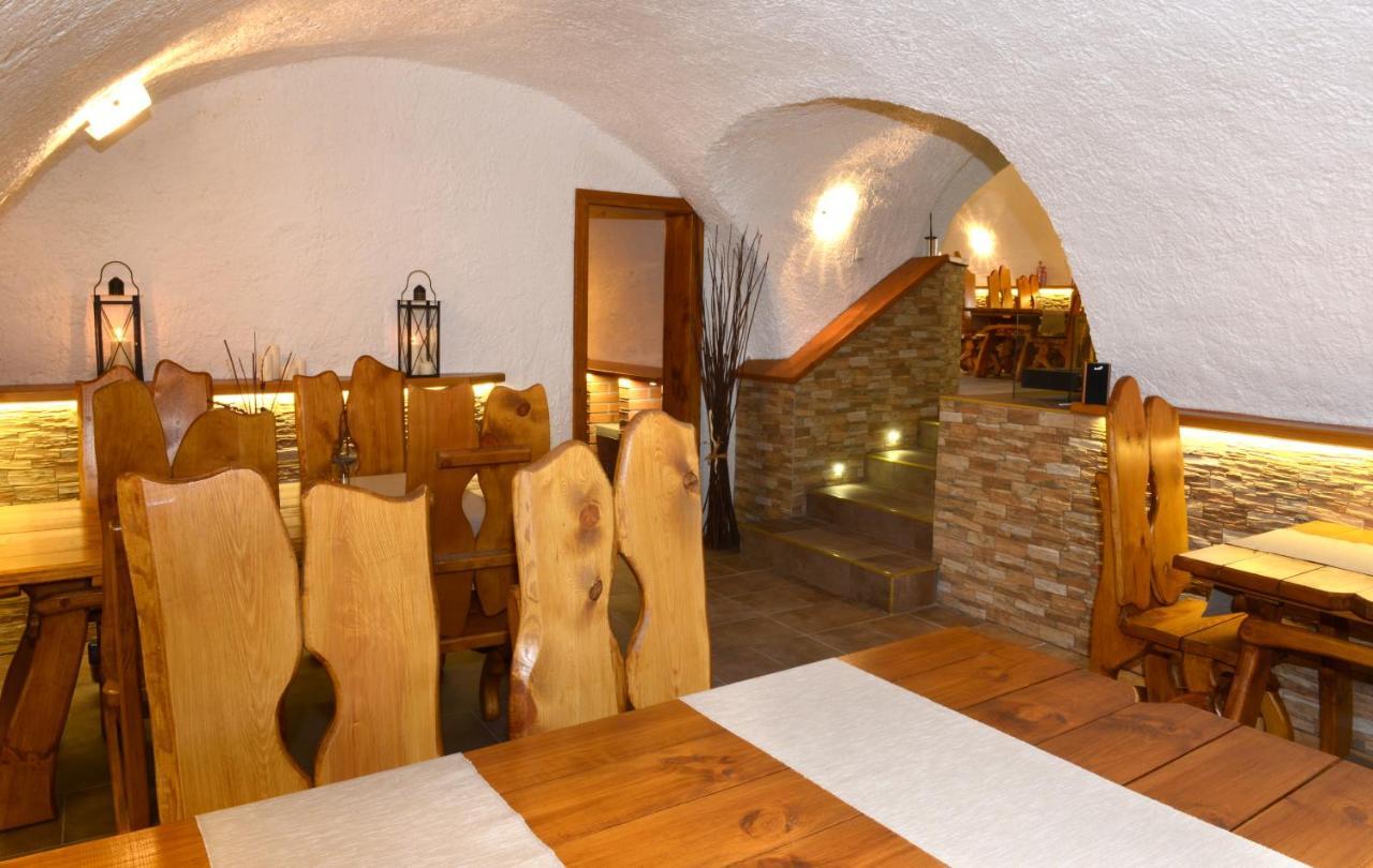 Готель Restaurace A Penzion Pod Hradem Злін Екстер'єр фото